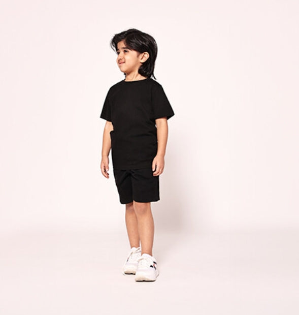 الأطفال شورت أسود